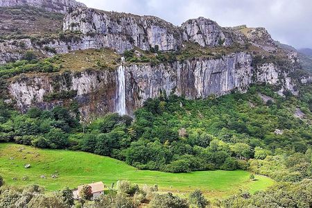 Canoening excursion and visit to the Collados del Asón region