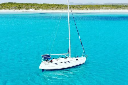 Private boat tour around Palma with soft drinks and snacks