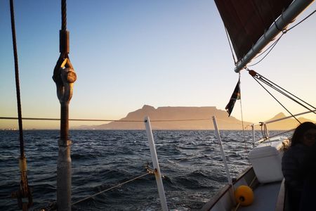90-minute Sunset Sailing Tour in Cape Town