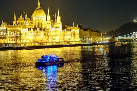 Evening river cruise in Budapest with piano concert and cocktail