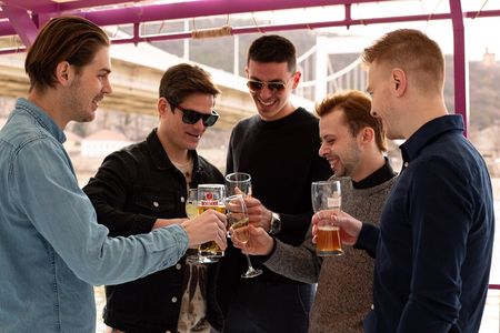Budapest sightseeing river cruise with unlimited drinks