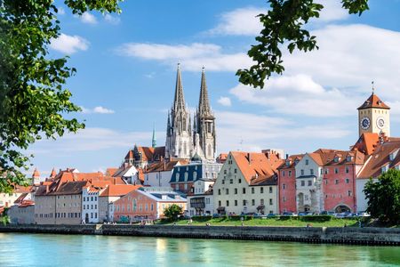 River Cruises Collection: Beer and sausage tasting in Regensburg