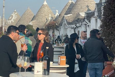 Alberobello guided walking tour with food tasting and wine