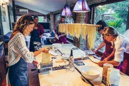 Cooking class of traditional recipes with a full meal in Alghero