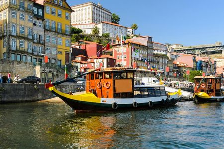 Porto sightseeing by tuk-tuk and six bridges cruise on the Douro River