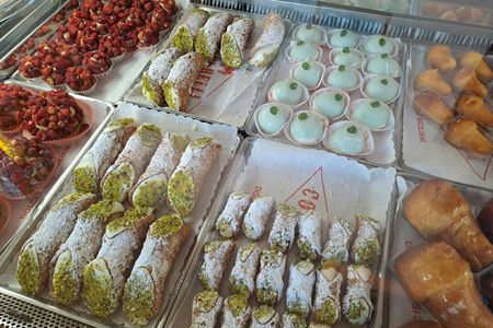 Cannolo and Pastries Guided Walking Tour in Catania