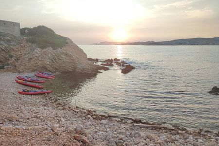 Sunset guided kayak tour from Bandol with appetizers and drinks