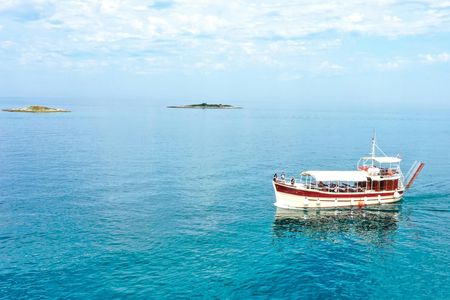 Boat tour in Poreč around 20 Islands with a glass of wine
