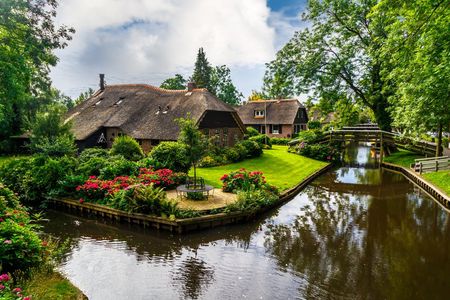 Day Trip to Giethoorn, Authentic Boat Cruise and Walking Tour