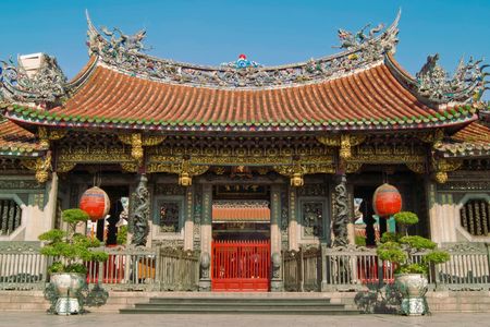 2-hour Longshan Temple walking tour with a private guide
