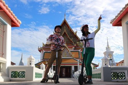 Guided e-scooter tour of Bangkok with street food