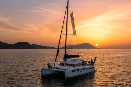 Milos sunset catamaran to Kleftiko with appetizers and drinks