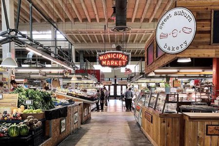 Historic market guided food tour with biscuit class