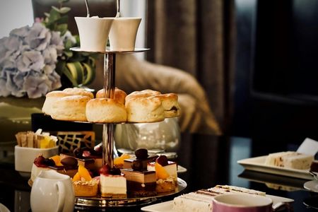 Guided walking tour of three royal palaces with high tea