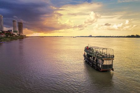 Phnom Penh half-day guided bike and boat tour