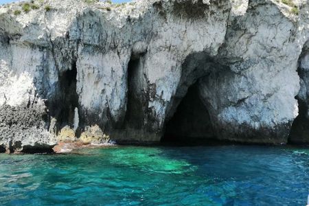 2-hour Ortigia Island and sea caves boat tour with fruit and Prosecco
