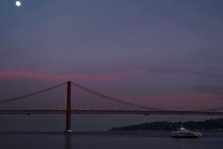 Night sailing tour in Lisbon