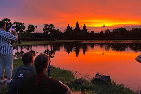 Angkor Wat sunrise bike tour with lunch included