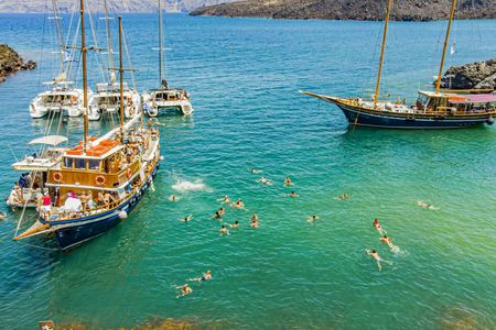 Cruise of the volcanic islands around Santorini