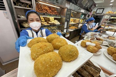 Private Beijing Street Food Tasting Tour in Hutong