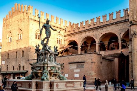 Bologna city center guided walking tour in French