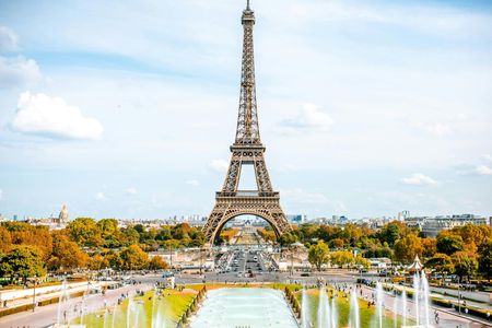 Guided visit of the Eiffel Tower by foot with summit option