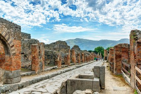 Skip-the-line guided tour of Pompeii ruins with an archaeologist