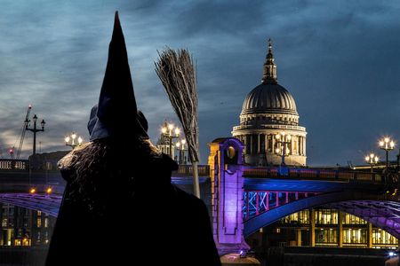 London witches and history walking tour