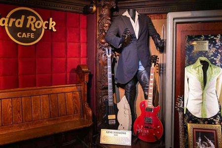 Hard Rock London Walking Tour with Lunch
