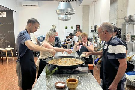 Valencian paella cooking class and  Ruzafa market visit