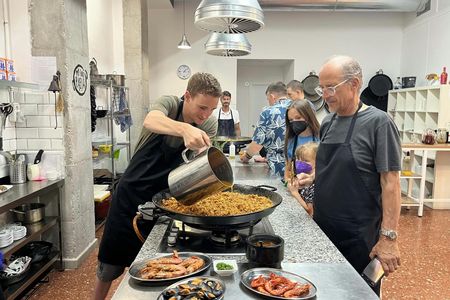 Vegetable paella cooking class and Ruzafa market visit