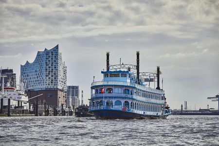 Classic 1-hour Hamburg harbor cruise with live commentary