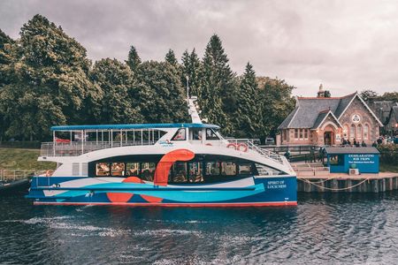 Loch Ness guided tour with boat cruise