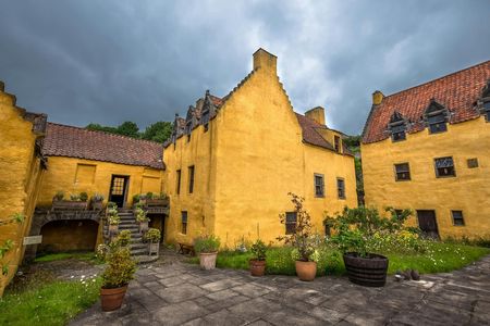 Outlander guided tour with tickets to three castles