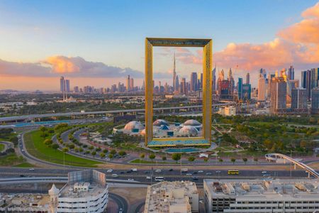 Old Dubai Guided Tour with Frame Entry, Boat Ride and Souks