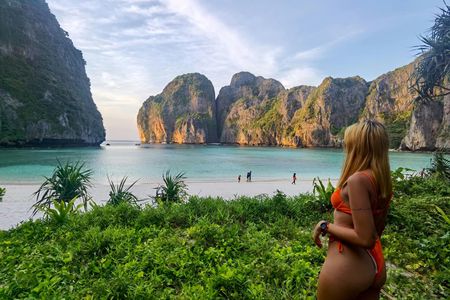 3-Hour Private Sunrise Tour by Longtail Boat to Maya Bay from Phi Phi
