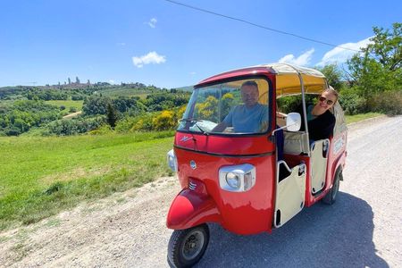 Chianti tuk-tuk tour with wine tasting from San Gimignano