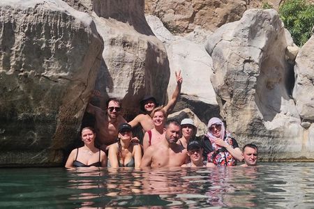 Wahiba Desert and Wadi Bani Khalid Guided Tour with Lunch from Muscat