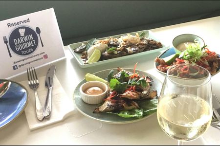 Gourmet dinner and street art tour with augmented reality app