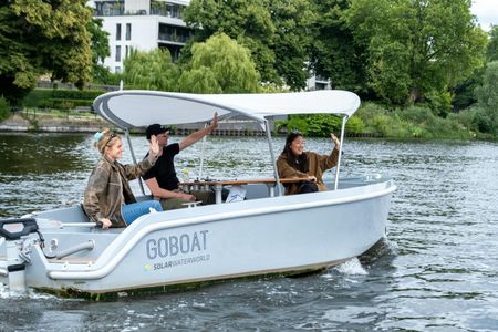 1 Hour Boat Rental Sightseeing Experience in Berlin