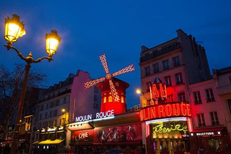 Interactive bus tour of Paris and dinner-show at the Moulin Rouge