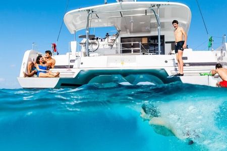 Half-Day Mykonos, Delos and Rhenia Catamaran Cruise with Lunch