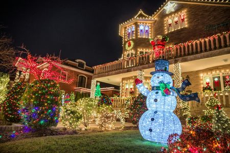 NYC Dyker Heights luxury holiday lights tour and hot cocoa