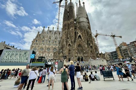 Sagrada Familia and Pedrera small-group tour with glass of cava