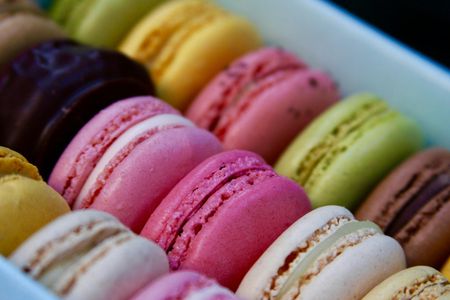 Parisian macaron baking class in a renowned bakery