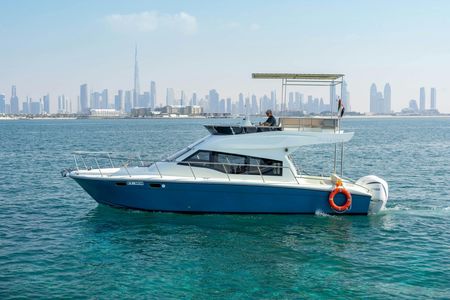 Rent a 40-foot boat and experience Dubai with luxury