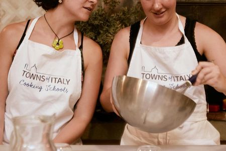 "Wanna be Italiano" cooking class and market tour in Florence
