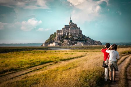 D-Day Beach and Mont Saint-Michel Guided Day Tour from Paris