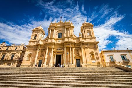 Noto private tour and wine tasting with transfer from Syracuse