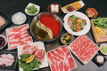 Wagyu and crab all-you-can-eat experience at Nikoniko Nabe in Osaka